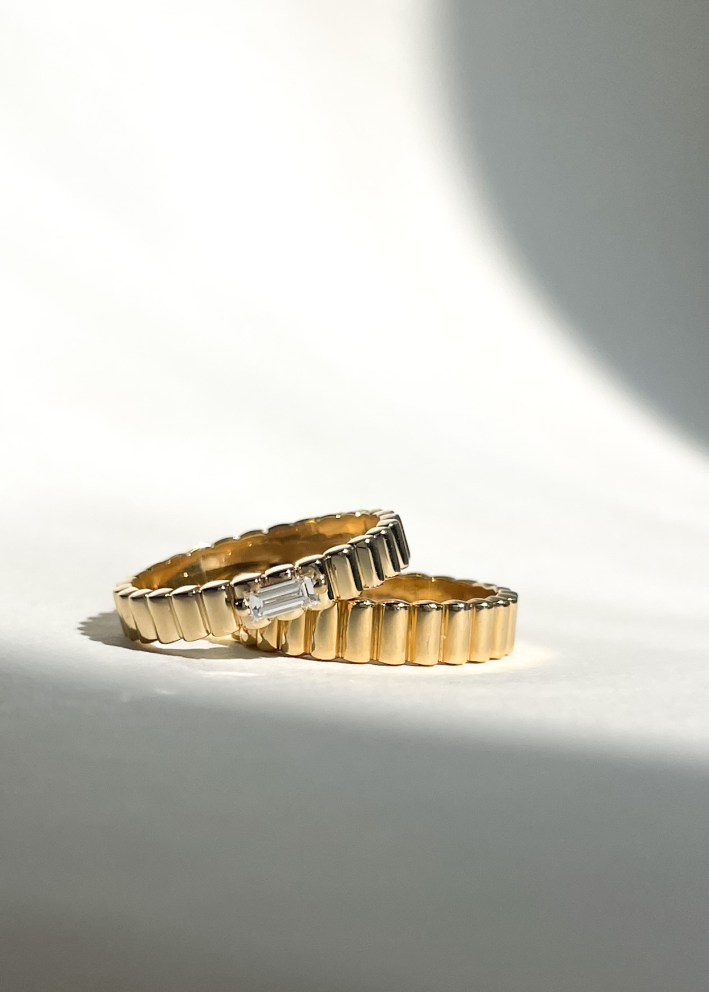 Close-up of the Bubble Shine Ring by Presiada. Crafted in 14K or 18K solid gold, its bold bubble design features a 0.13 ct baguette-cut diamond. A sculptural and playful take on everyday luxury.