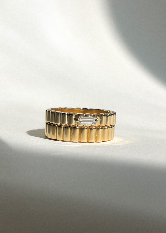 Close-up of the Bubble Shine Ring by Presiada. Crafted in 14K or 18K solid gold, its bold bubble design features a 0.13 ct baguette-cut diamond. A sculptural and playful take on everyday luxury.