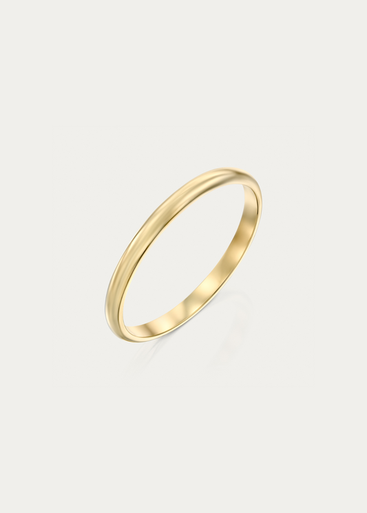 Minimalist packshot of the Classic Wedding Band by Presiada. A timeless unisex band crafted in 14K or 18K gold, designed for those who appreciate simplicity, unity, and enduring elegance.