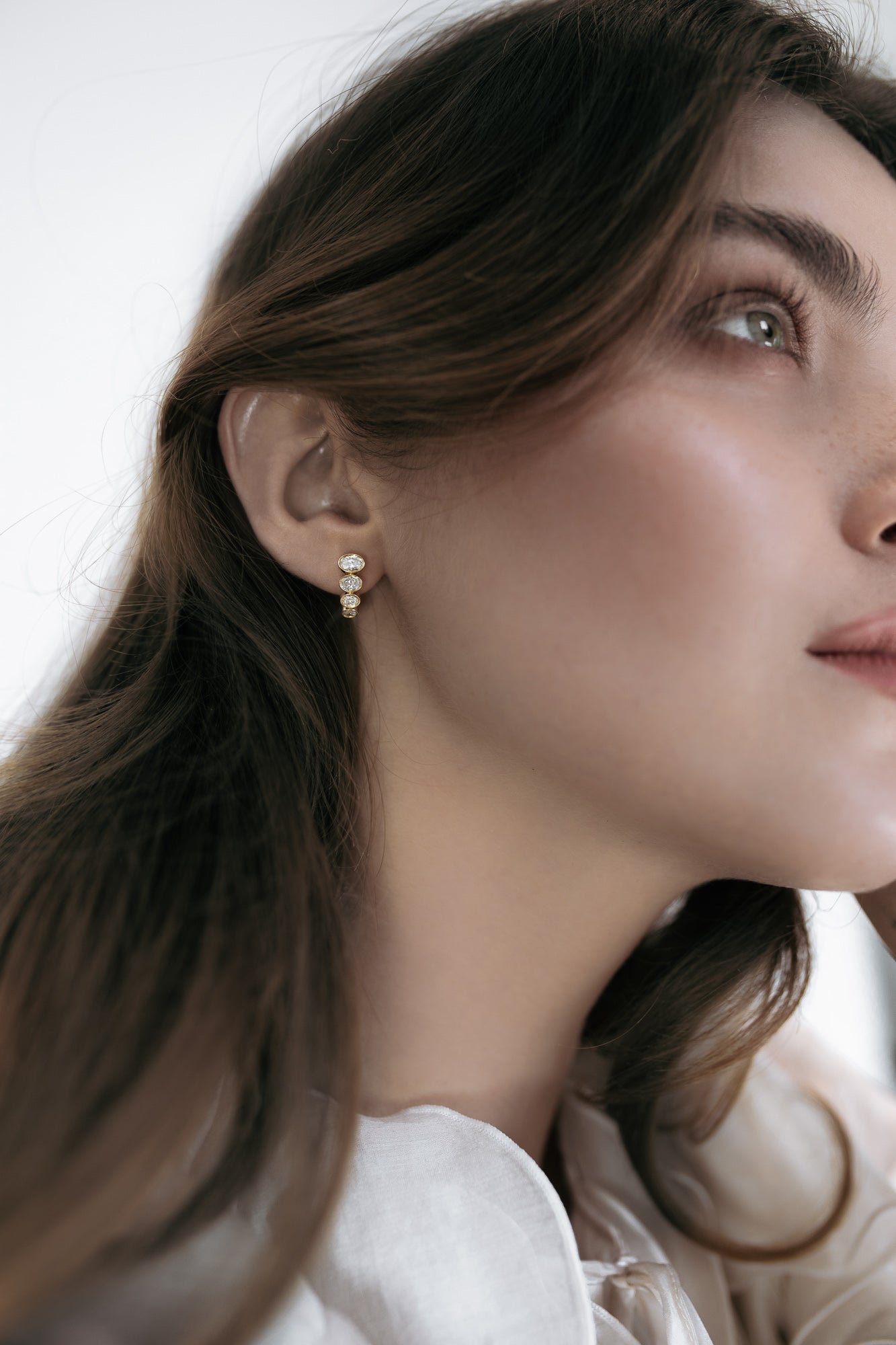 Close-up of the Soleil earrings by Presiada, crafted in 18K gold and set with approximately 1 carat of oval lab-grown diamonds in VS clarity. These elegant earrings offer sparkle for everyday wear and shine for special evenings, with the option to customize in natural diamonds. Available in yellow or white gold as part of the Sensation Collection.